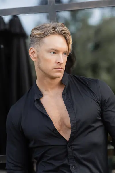 A handsome blonde man in stylish attire walks the streets of Orlando, Florida. — Stock Photo