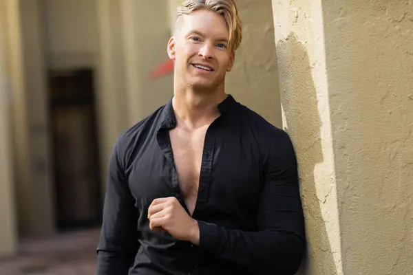 A happy blonde man in stylish attire walks down the streets of Orlando, Florida. — Stock Photo