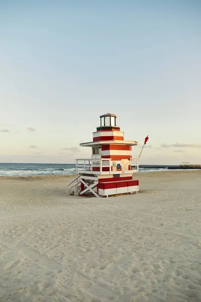 A red and white lifeguard stand stands tall on a sandy beach in Miami, Florida. — Stock Photo