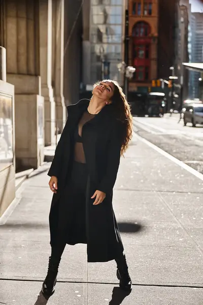 Una giovane donna balla liberamente per le strade di New York. — Foto stock