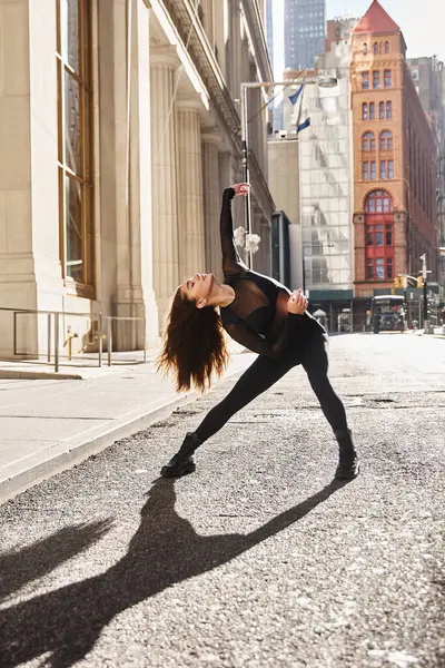 Una giovane donna balla in una strada di New York. — Foto stock