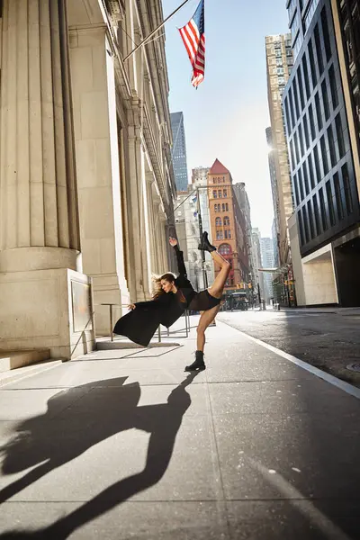 Jovem dança graciosamente em Nova York, mostrando talento contra o cenário urbano. — Fotografia de Stock