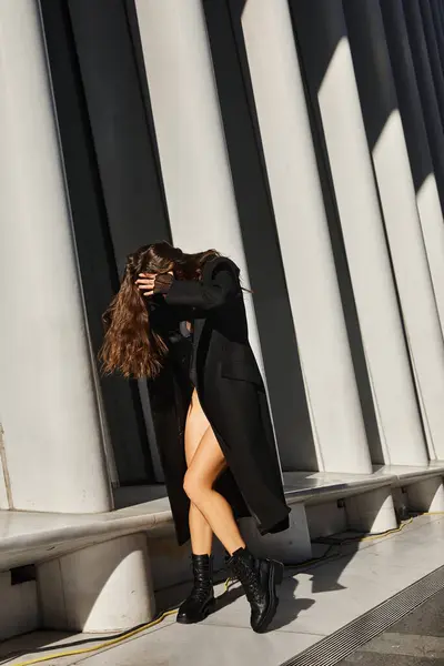 Una mujer con un abrigo negro baila en las calles de Nueva York. — Stock Photo