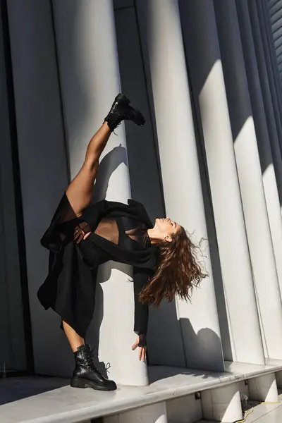 A woman gracefully dances in New York, showcasing talent against modern architecture. — Stock Photo