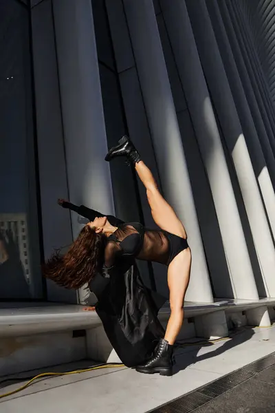 Una joven baila en las calles de Nueva York. - foto de stock