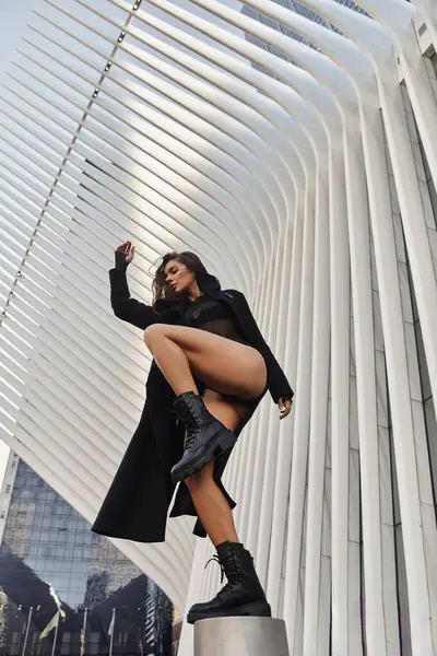 Jeune femme danse en ville, ses mouvements mis en valeur par la beauté architecturale new-yorkaise. — Photo de stock
