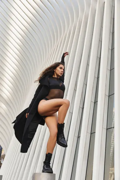 A young woman dances on the streets of New York City. — Stock Photo