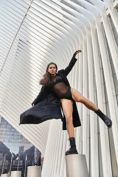 A young woman dances on a column in the streets of New York City. — Stock Photo