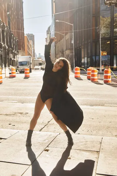 A young woman dances on the streets of New York City, bathed in sunlight. — Stock Photo
