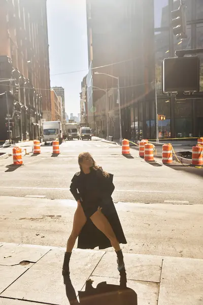A young woman dances on a New York City street. — Stock Photo