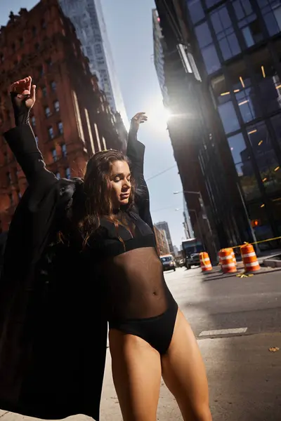 Una joven baila con exuberancia en una calle de Nueva York. - foto de stock