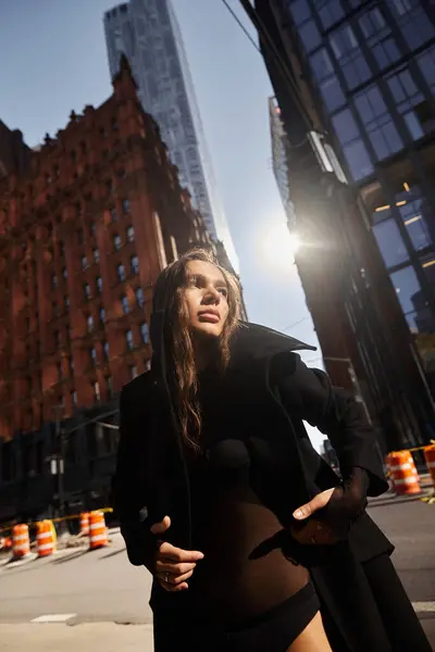 A young woman dances on the streets of New York City, bathed in the warm glow of sunlight. — Stock Photo