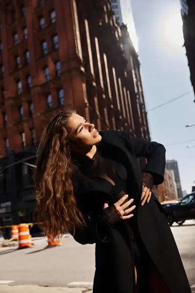 Una mujer baila en una calle soleada de Nueva York. - foto de stock