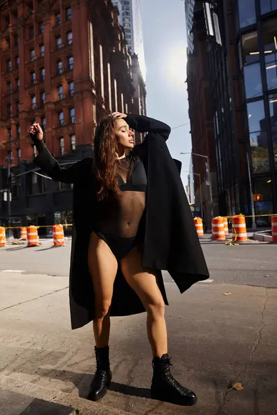 Jovem confiante dança nas ruas de Nova York. — Fotografia de Stock