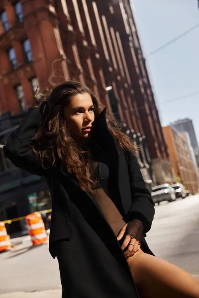 Une jeune femme danse librement dans les rues de New York. — Photo de stock