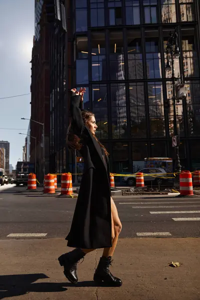 A young woman dances in the streets of New York City. — Stock Photo