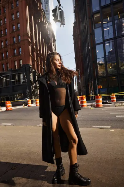 A young woman in a black outfit dances on a New York street. — Stock Photo