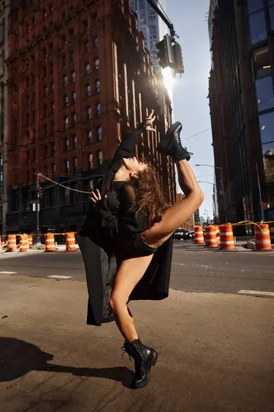 Uma jovem realiza um movimento de dança nas ruas de Nova York. — Fotografia de Stock