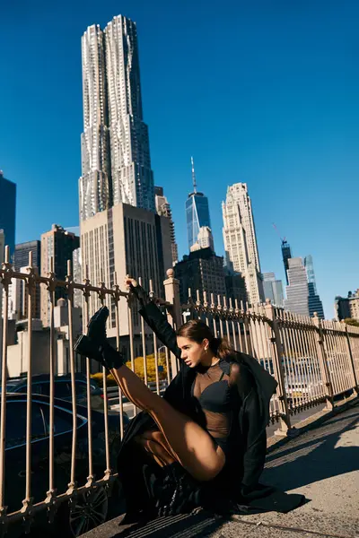 A young woman dances in the streets of New York City, with the iconic skyline as a backdrop. — Stock Photo