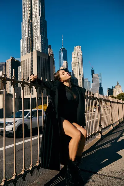 Una joven baila libremente en una calle de Nueva York, rodeada de imponentes rascacielos. - foto de stock