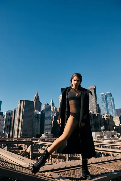 A young woman in black clothing dances on the Brooklyn Bridge in New York City. — Stock Photo