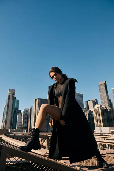 Una joven baila en un puente en la ciudad de Nueva York. - foto de stock