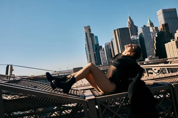 A young woman dances on a bridge in New York City. — Stock Photo