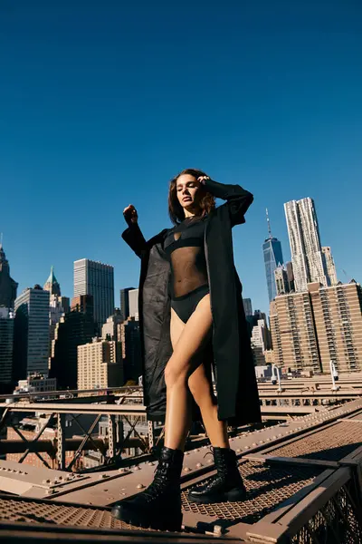 Eine junge Frau tanzt auf einer Brücke in New York City. — Stockfoto