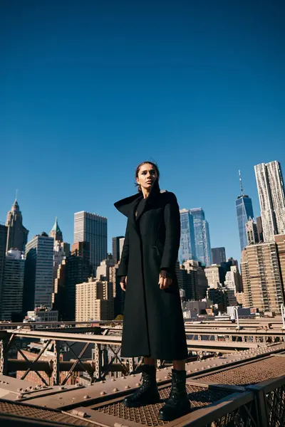 Jeune femme danse sur le pont de New York, faisant écho au rythme de la ville. — Photo de stock