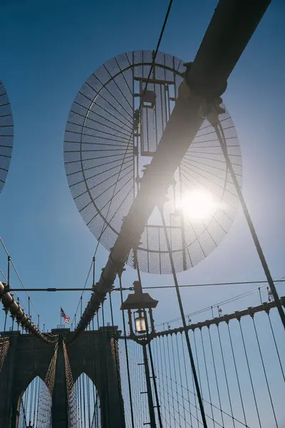 Blick auf die Brooklyn Bridge mit der Sonne, die durch das Metallwerk scheint. — Stockfoto