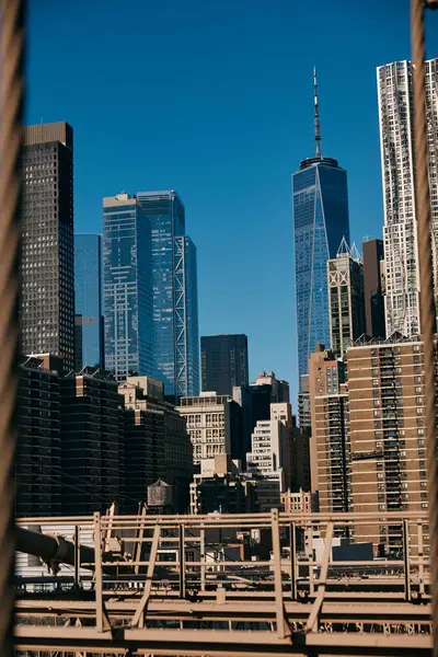 Une vue de la skyline de New York capturée à travers le cadre métallique d'un pont. — Photo de stock