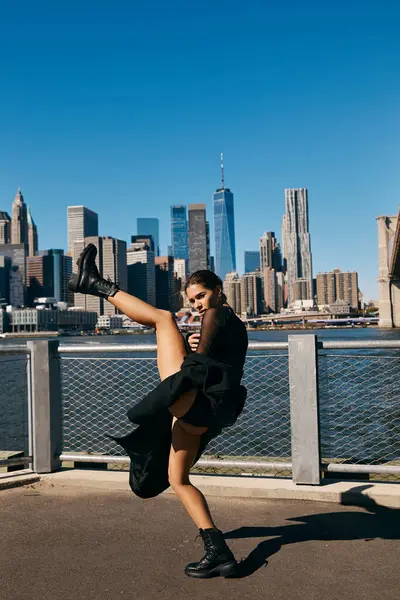 Una joven baila en las calles de Nueva York. - foto de stock