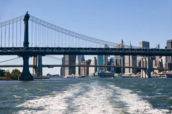 Vue sur l'East River à New York avec pont et skyline. — Photo de stock