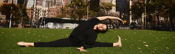 Eine junge Frau führt einen anmutigen Tanzschritt in einem Park in New York City vor. — Stockfoto