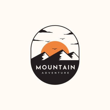 Vahşi dağ vintage logo vektörü minimalist çizim tasarımı, dağ logosu tasarımında gün batımı