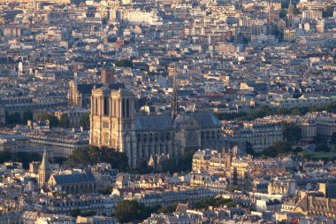 Paris 'e ve muhteşem binasına gün batımında Notre Dame Katedrali