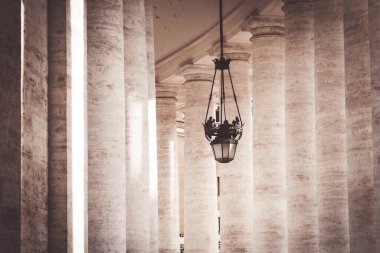 Görkemli sütunlar arasında zarif bir şekilde asılı duran bir fenerin nefes kesici görüntüsü zengin tarihi ve zarafeti çağrıştırıyor.