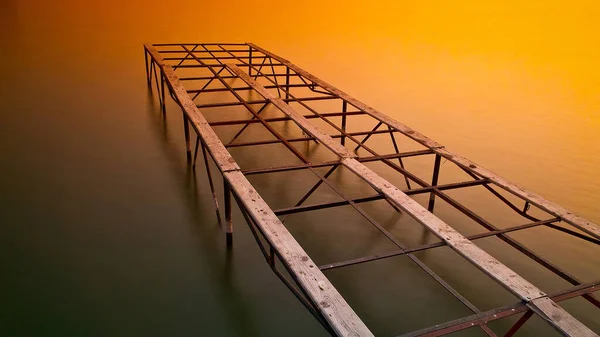 河上的木桥 — 图库照片