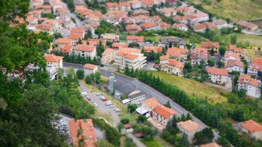 Dağlardaki köyün havadan görünüşü