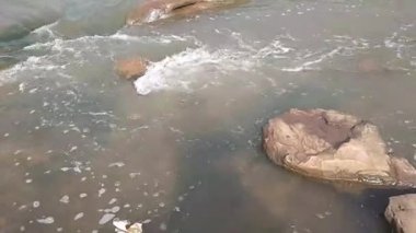 Nehre su sıçrıyor