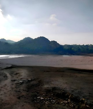 Gölün üzerinde güzel bir gün batımı