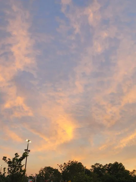 องฟ าพระอาท ตกท สวยงามท เมฆ — ภาพถ่ายสต็อก