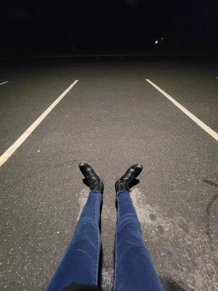 Yoldaki Bir Adamın Ayakları — Stok fotoğraf
