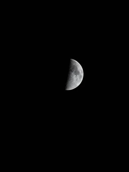 Φεγγάρι Στον Νυχτερινό Ουρανό — Φωτογραφία Αρχείου