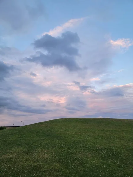 緑の芝生と曇り空の美しい風景 — ストック写真