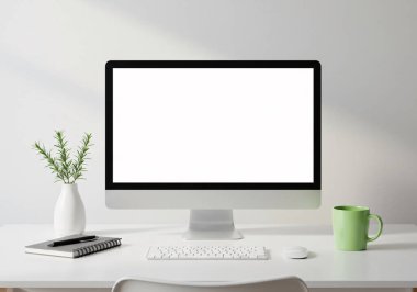 Boş ekranlı bir bilgisayarın yanı sıra klavye, fare, not defteri ve bitki gibi aksesuarlarla birlikte modern çalışma alanı, tasarım motifleri ve uzak çalışma temaları için ideal.