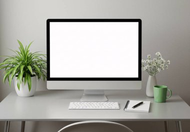 Boş ekranı, şık kırtasiyesi, yemyeşil bitkileri, ofis için ideal çalışma alanı veya uzak çalışma ayarları olan bir bilgisayarın yer aldığı minimalist çalışma alanı.