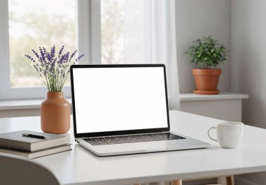 Dizüstü bilgisayarı, kitapları, bitkileri ve kupası olan minimalist bir ofis çalışma alanı. Uzaktan çalışma ve çalışma için ideal. Gösteri teknolojisi ya da yaşam tarzı için mükemmel..