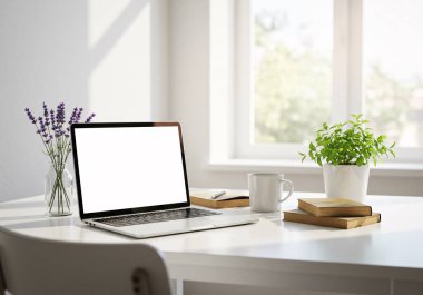 Modern çalışma alanı boş ekranlı bir dizüstü bilgisayar, kitaplar, kupalar, saksı bitkisi ve lavanta ile yaratıcı işler için parlak ve yumuşak bir arka plan sunar..