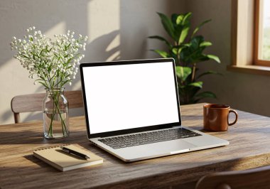 Dizüstü bilgisayar, defter, kalem, çiçek ve kahve fincanının bulunduğu minimalist çalışma alanı, doğal ışıklandırılmış bir odada ahşap bir masa üzerine dizilmiş. Ev sahnesinden verimli işler..